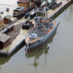 SMS Brandenburg an der Hafenanlage von Peter Dorschner