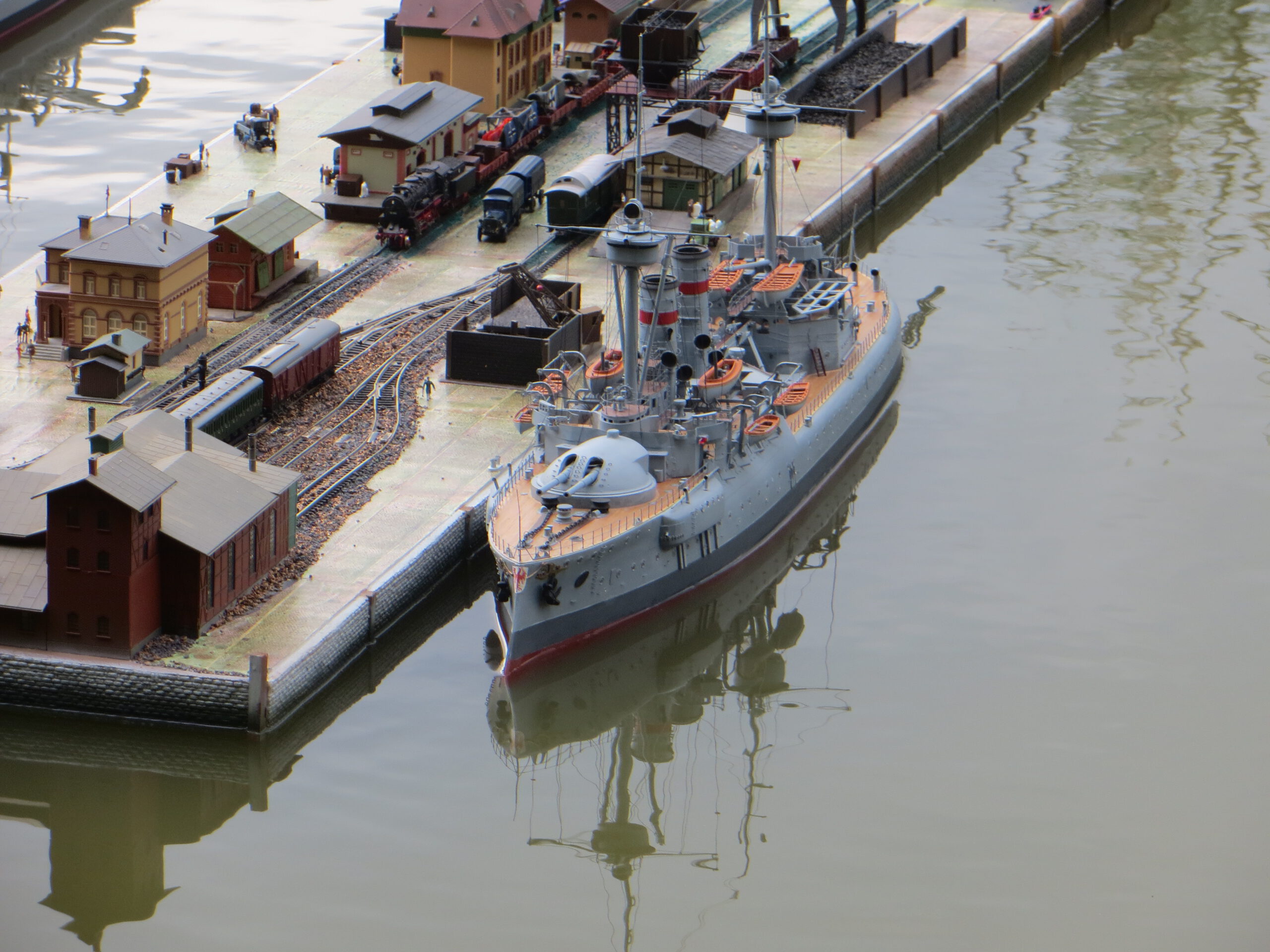 SMS Brandenburg an der Hafenanlage von Peter Dorschner